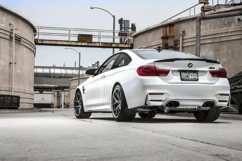 BMW deportivo con llantas Yokohama ADVAN Sport
