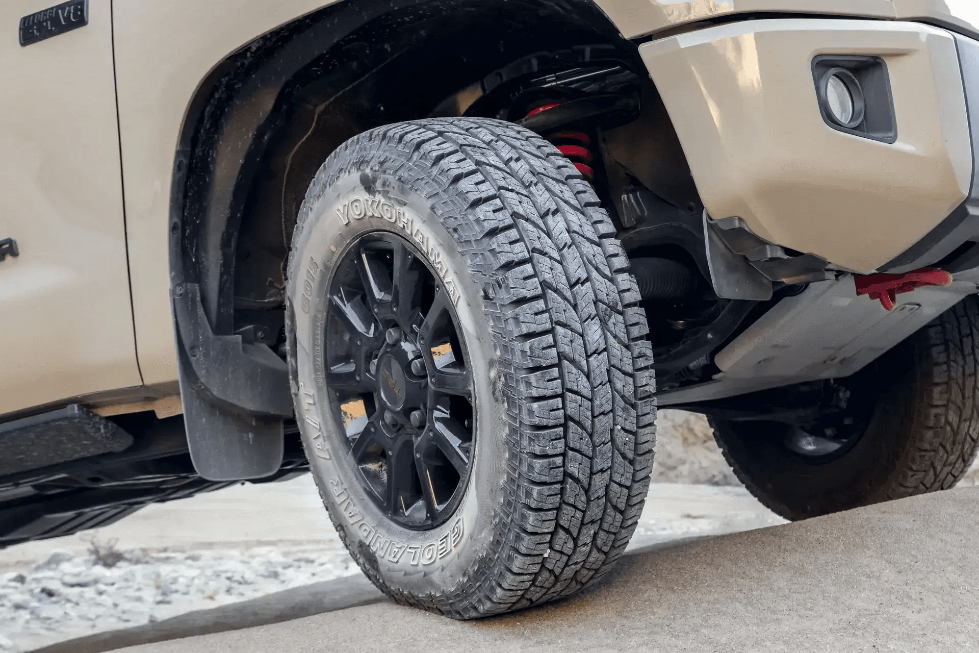 Llanta Yokohama Geolandar A/T G015 montada en una camioneta SUV