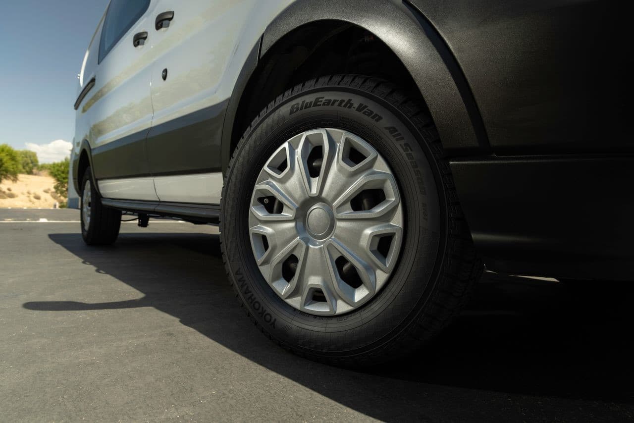 Primer plano de una llanta de vehículo comercial Ford Transit con neumático Yokohama BluEarth-Van Al
