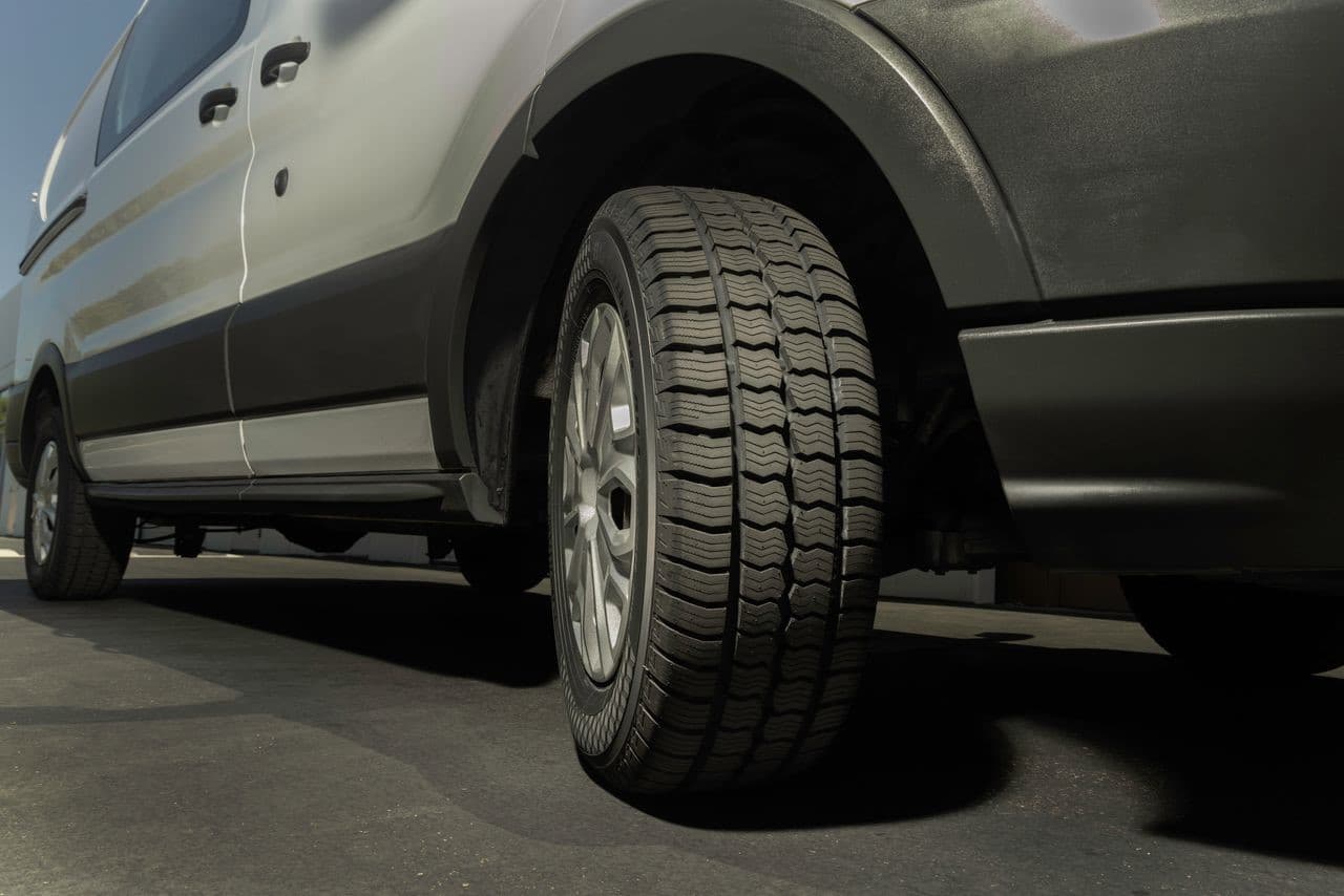 Vista baja trasera de una llanta de Ford Transit con neumático Yokohama BluEarth-Van All Season RY55
