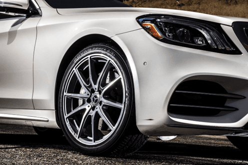 Primer plano del lateral delantero de un Mercedes-Benz blanco con neumáticos Yokohama ADVAN Sport A/