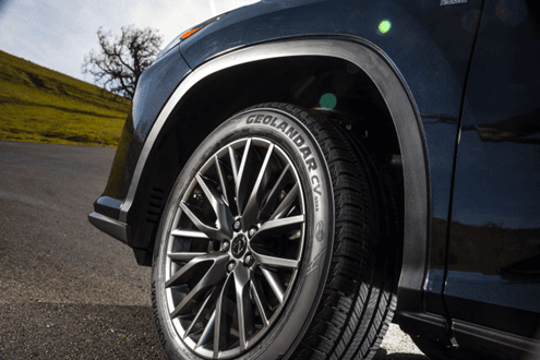 SUV equipada con llantas Yokohama Geolandar CV G058 para carretera y ciudad.