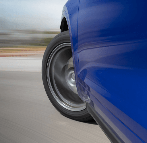 SUV en movimiento equipado con llantas Yokohama ADVAN Sport V107 mostrando agarre en curva a alta ve