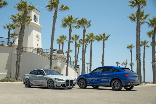 Sedán y SUV premium equipados con llantas Yokohama ADVAN Sport V107 estacionados en zona costera con