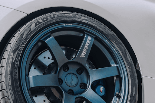 Primer plano de llanta Yokohama ADVAN Sport V105 montada en un BMW M2, con rines deportivos Volk Rac