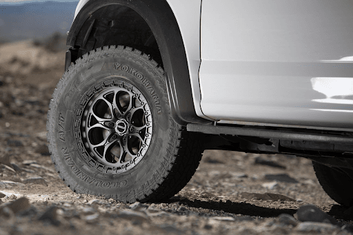 Llantas Yokohama Geolandar A/T G015 montadas en SUV, diseñadas para terrenos difíciles y off-road.