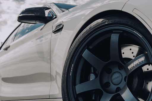 Llanta Yokohama ADVAN Sport V105 en vehículo deportivo, enfocada en alto desempeño, precisión y agar