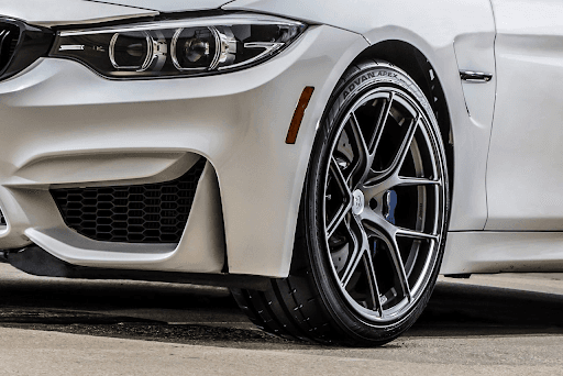 Llantas Yokohama ADVAN Apex V601 en auto deportivo de alto desempeño.