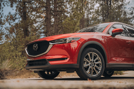 Camioneta SUV equipada con llantas Yokohama Geolandar para todo terreno.