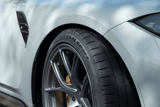 Neumático Yokohama Advan Sport V107 montado en un sedán premium, enfocado en detalle lateral con aca