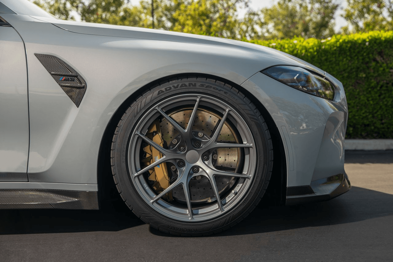 BMW gris con llantas Yokohama ADVAN Sport V107, mostrando frenos de alto rendimiento y perfil deport