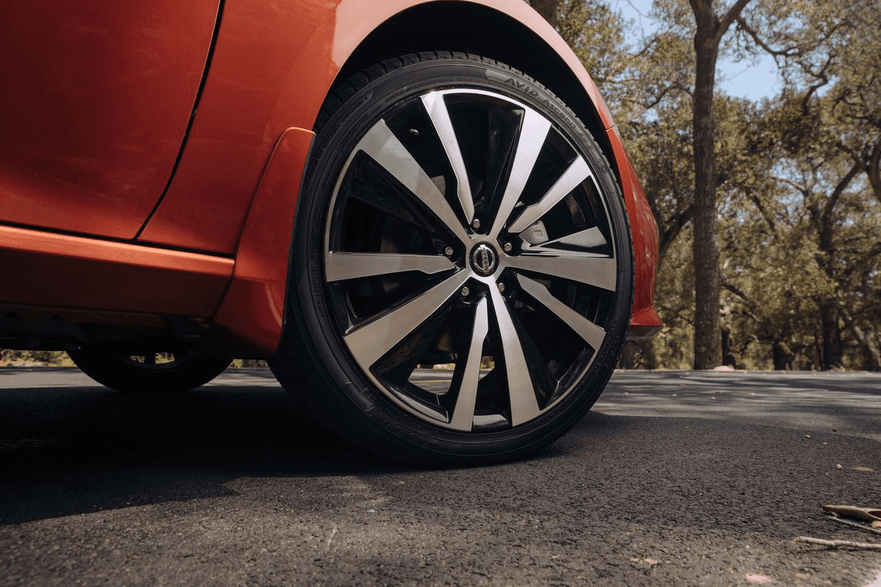 Llanta Yokohama AVID Ascend en auto sedán, diseñada para rendimiento urbano y confort.