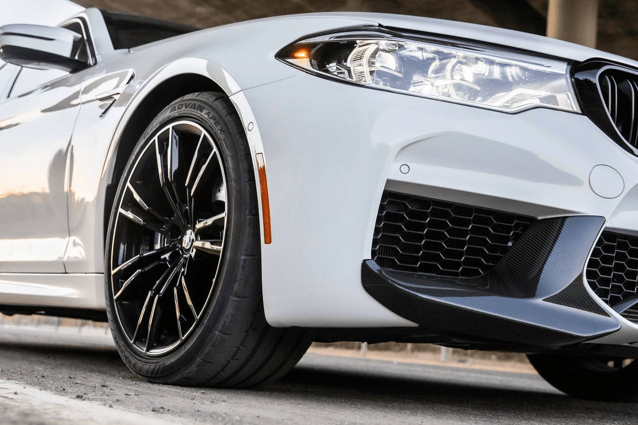 BMW blanco equipado con llantas Yokohama ADVAN APEX, ideales para autos de lujo y manejo deportivo.