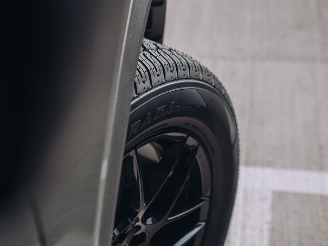 Capas, cinturones y compuestos: cómo está construida una llanta por dentro