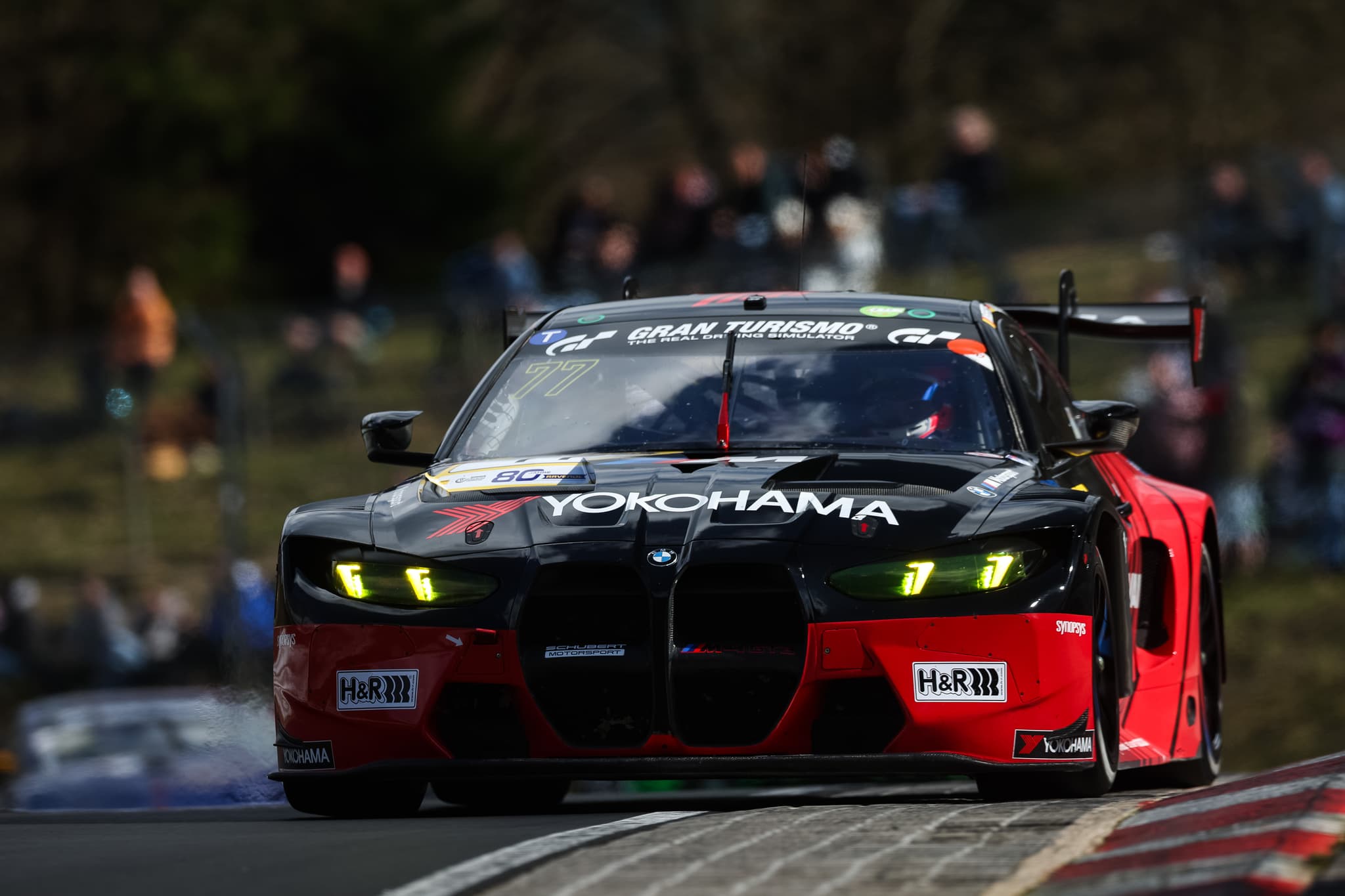 BMW M4 GT3 EVO gana en Nürburgring NLS3 con neumáticos Yokohama ADVAN, destacando su rendimiento en