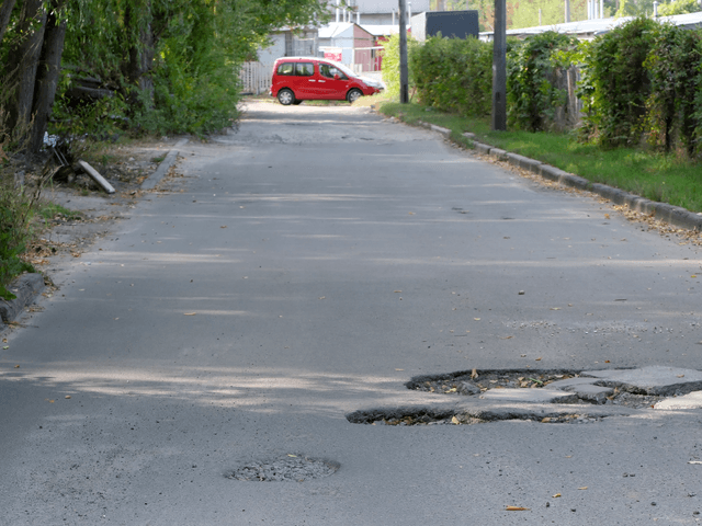 Por qué manejar en ciudad puede desgastar más tus llantas que la carretera