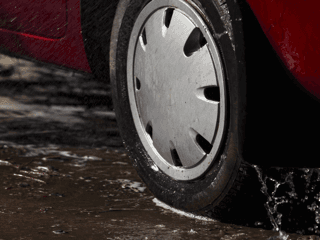 llantas para lluvia temporada de lluvias seguridad al conducir bajo lluvia revisión de llantas hidro