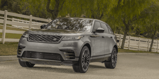 SUV gris sobre una vialidad, mostrando el vehículo de frente y sus llantas.