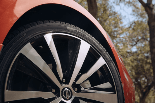 Llanta Yokohama AVID Ascend GT en auto Nissan para clima frío y mojado.