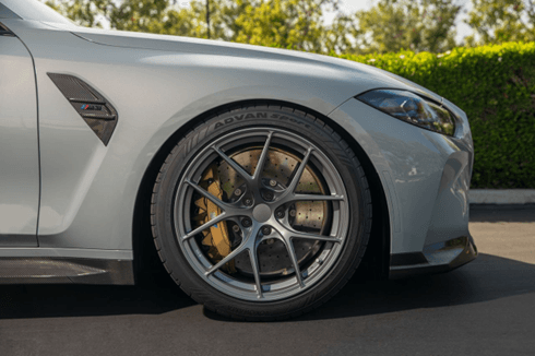 Neumático Yokohama ADVAN Sport V107 en BMW M3, diseñado para alto rendimiento.