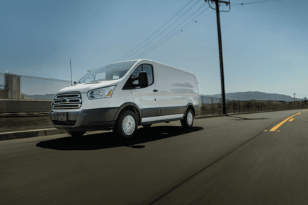 Camioneta de carga ligera equipada con llantas Yokohama BluEarth-Van RY55 circulando por carretera.