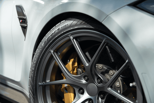 Detalle de la llanta Yokohama Advan Sport V107 mostrando el diseño y marcaje lateral.