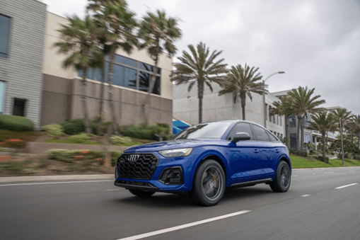 Audi SUV deportivo equipado con llantas Yokohama Advan Sport V107 rodando en ciudad.