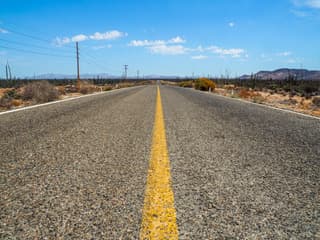 Llantas en carretera durante un viaje de verano en México